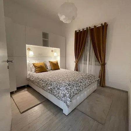 Gold Blanc Luxury